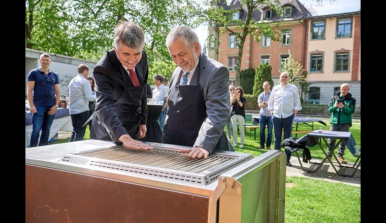 Stadtpräsident Alec von Graffenried (l.) nahm den Gasgrill in der Grünanlage bei der Dalmazibrücke symbolisch vom CEO Energie Wasser Bern, Daniel Schafer (r.) entgegen.