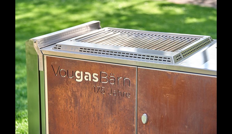 Ein Knopfdruck reicht, um den Gasgrill namens «Ernie» mit 100 Prozent CO2-neutralem Biogas einzuheizen.