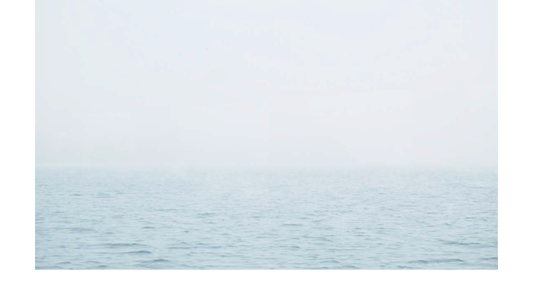 L'article se concentre sur l’utilisation thermique des lacs et des rivières. Ceux-ci peuvent offrir très localement de grandes quantités d’eau qui, de par sa forte capacité thermique, consiste en un stockage de chaleur très efficace.