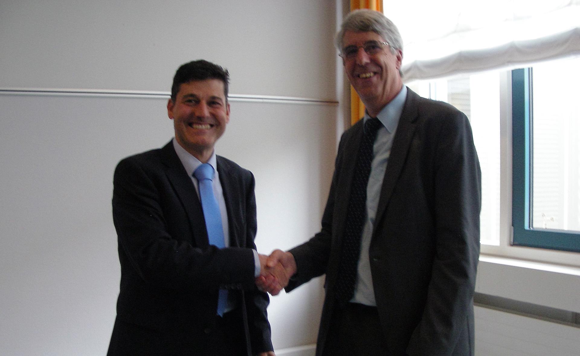 Mauro Suà dankt Daniel Lavanchy für sein treues Engagement in der Wasser-Hauptkommission und in anderen SVGW-Gremien.