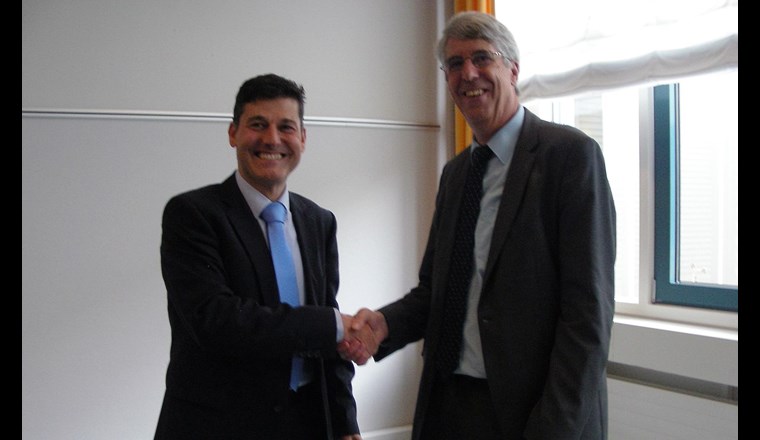 Mauro Suà dankt Daniel Lavanchy für sein treues Engagement in der Wasser-Hauptkommission und in anderen SVGW-Gremien.