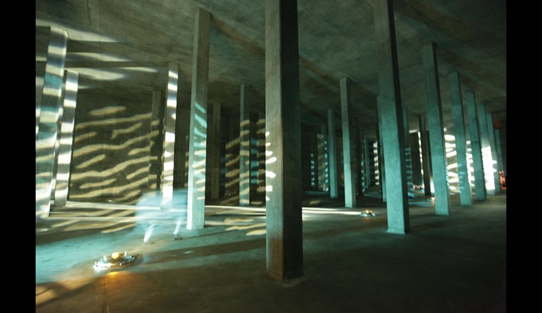 Lichtshow in der leeren Kammer des Reservoirs Lyren im Juni/Juli