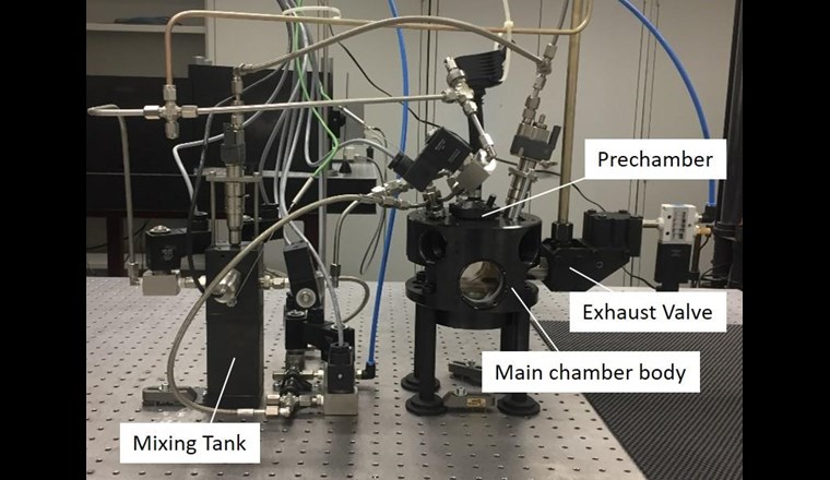 Versuchsanlage an der ETH Zürich. Sowohl die Vorkammer als auch der Hauptbrennraum sind weitestgehend optisch zugänglich um die Verknüpfung der beider Verbrennungsvorgänge darstellen zu können. 