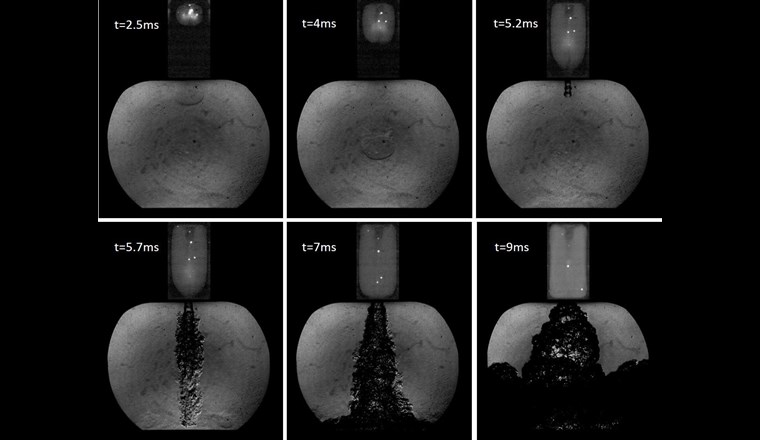 Die Zündung erfolgt in der Vorkammer, das Chemilumineszenzverfahren zeigt die Flammausbreitung (jeweils oberer Bildteil). Die Schlierenmethode (jeweils unterer Bildteil) zeigt zwischen 2,5 und 4 ms den Austritt vom unverbrannten Gas aus der Düse und ab 5,2 ms die Flamme, die nach Auftreffen auf die gegenüberliegende Brennraumwand (Kolben) den ganzen Hauptbrennraum sukzessiv aufhellt. 