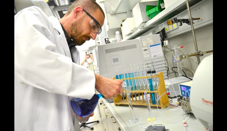 Davide Viscarelli aus Bologna bereitet Proben vor, mit denen er verschiedene Lichtleiter testet. Foto: FH Münster