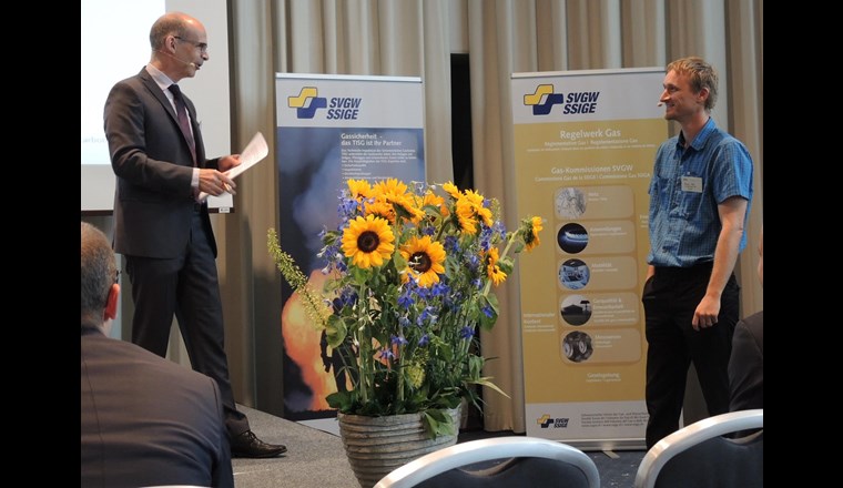 Martin Sager (l.), Direktor des SVGW, im Gespräch mit Thomas Kägi, Geschäftsleitungsmitglied der Carbotech. 