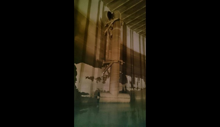 Schaden am Tankeinlauf (oben im Bild) infolge einer differenziellen Verschiebung durch Erdbeben.