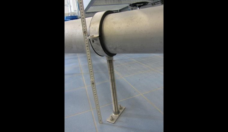 Rohrhalterung in der Form einer Rohrschelle mit vertikal stützender Wirkung. Es ist darauf zu achten, dass die einwirkenden Kräfte und Momente gleichmässig von den Rohrhalterungen aufgenommen werden.