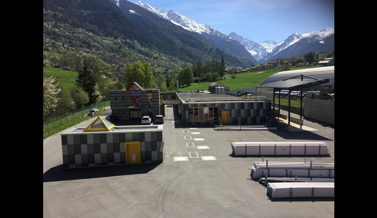 Les installations d’épuration sont bien cachées dans et sous les bâtiments de la STEP de Profray.