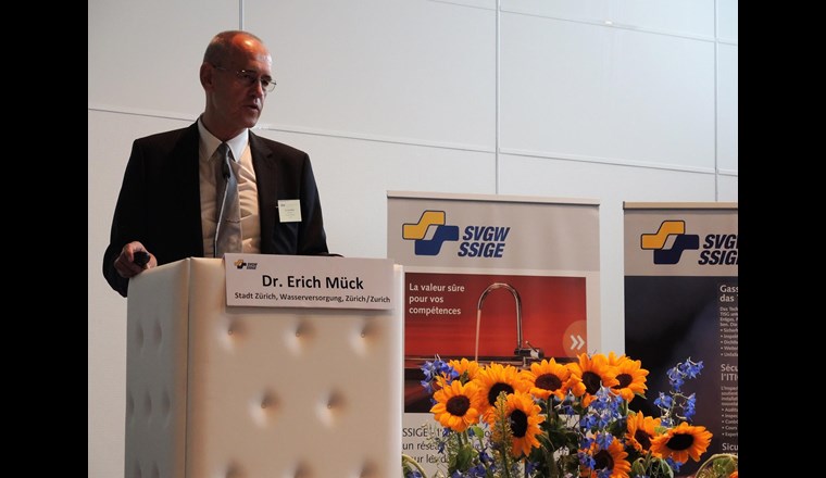 Erich Mück, der Direktor der Wasserversorgung Zürich (WVZ), stellte sein Unternehmen vor.