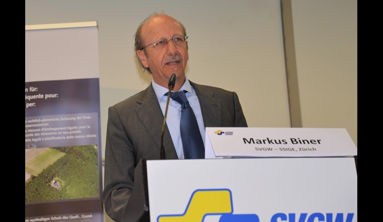 Markus Biner vom SVGW führte durch die Wasserfachtagung.