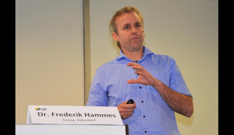 «Die Jagd auf die Bakterien ist eröffnet», hiess es im Schlusswort zur Tagung. Grund hierfür waren die Vorträge des Themenblocks «Messen von Mikroorganismen im Wasser». Erster Referent war Frederik Hammes, ...