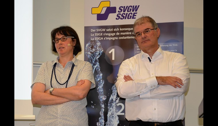 Margarete Bucheli und Guido Marty bei der Fragerunde zur neuen W1014 «Empfehlung für die Datenerfassung und -auswertung bei Wasserversorgungen».