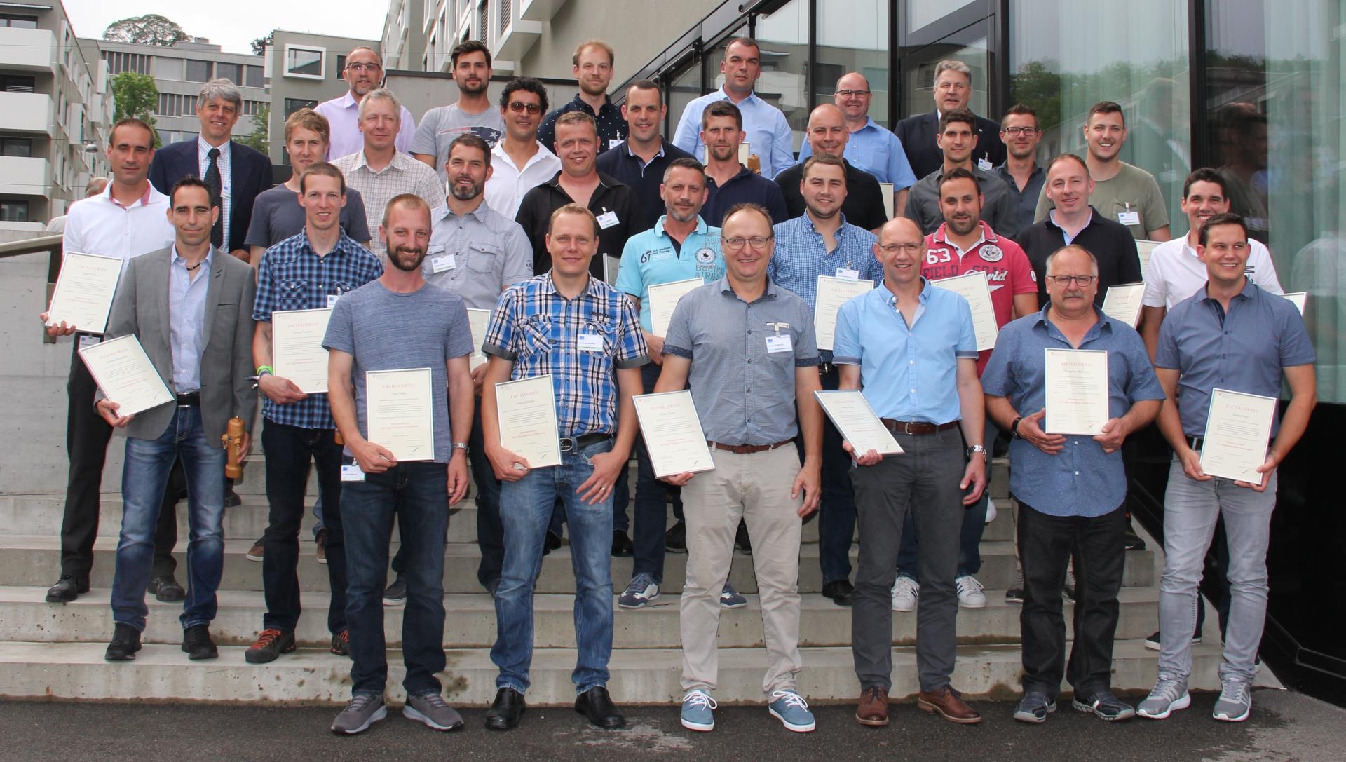 Gruppenbild mit "Ehrengästen": Über drei Dutzend erfolgreiche Brunnenmeister konnten ihren Fähigkeitsausweis entgegennehmen. 