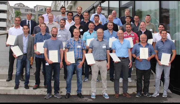 Gruppenbild mit "Ehrengästen": Über drei Dutzend erfolgreiche Brunnenmeister konnten ihren Fähigkeitsausweis entgegennehmen. 