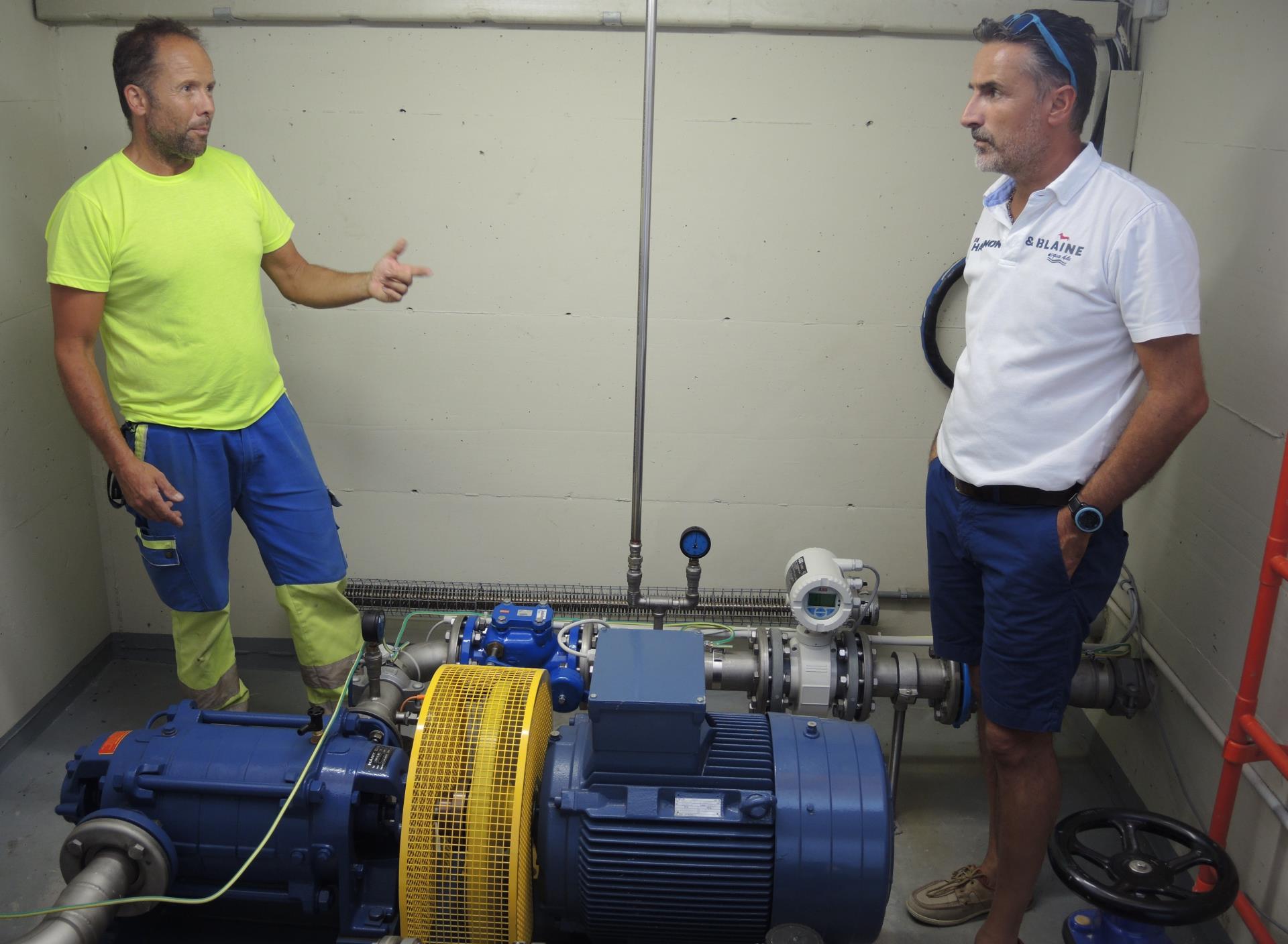Brunnenmeister Michel Poroli Bastone (l.) und AFT-Präsident Matteo Negri bei der Kontrolle einer der vielen Reservoirs in der Gemeinde Ronco.