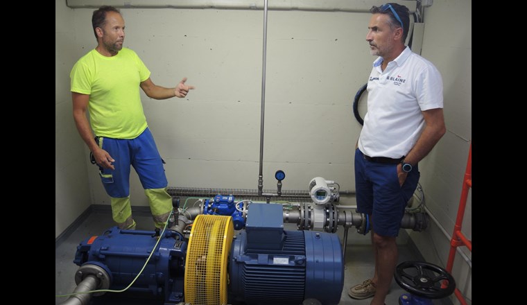 Brunnenmeister Michel Poroli Bastone (l.) und AFT-Präsident Matteo Negri bei der Kontrolle einer der vielen Reservoirs in der Gemeinde Ronco.