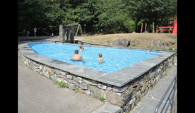 Schwimmbad für die Öffentlichkeit auf dem Colle San Marco, der zur Gemeinde Ronco gehört.