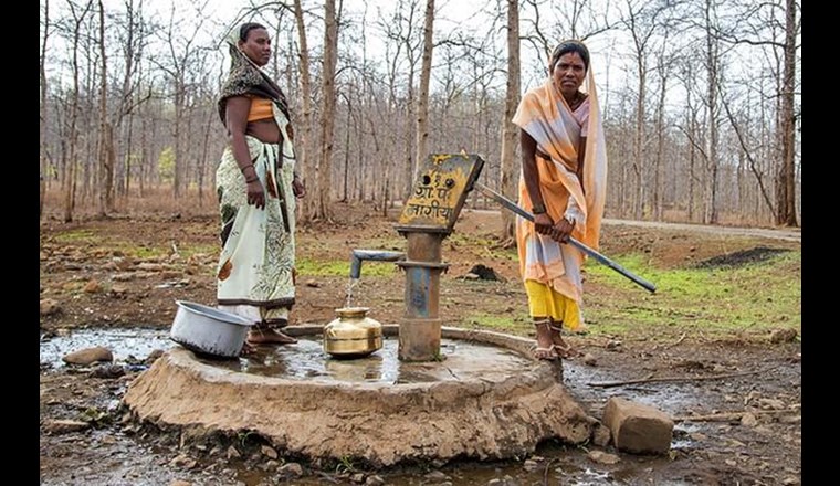 Immer mehr Menschen in Indien pumpen immer grössere Mengen an Wasser aus der Tiefe – vermeintlich sauberes Grundwasser. 
