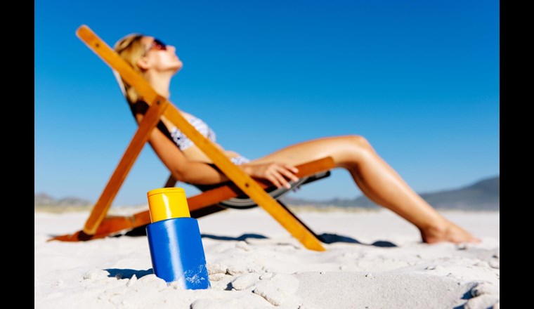 Titandioxid aus Sonnencremes kann sich am Strand im Meerwasser anreichern.