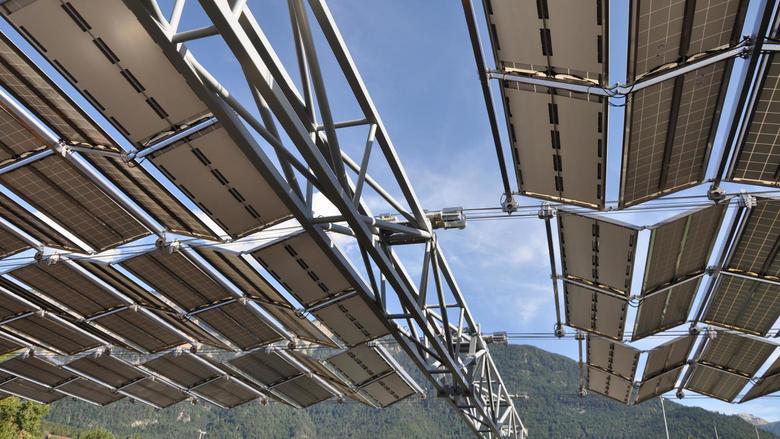 Das weltweit erste Solarfaltdach über einer Kläranlage steht in Chur.