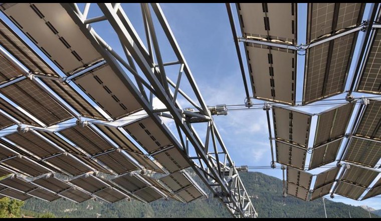 Das weltweit erste Solarfaltdach über einer Kläranlage steht in Chur.