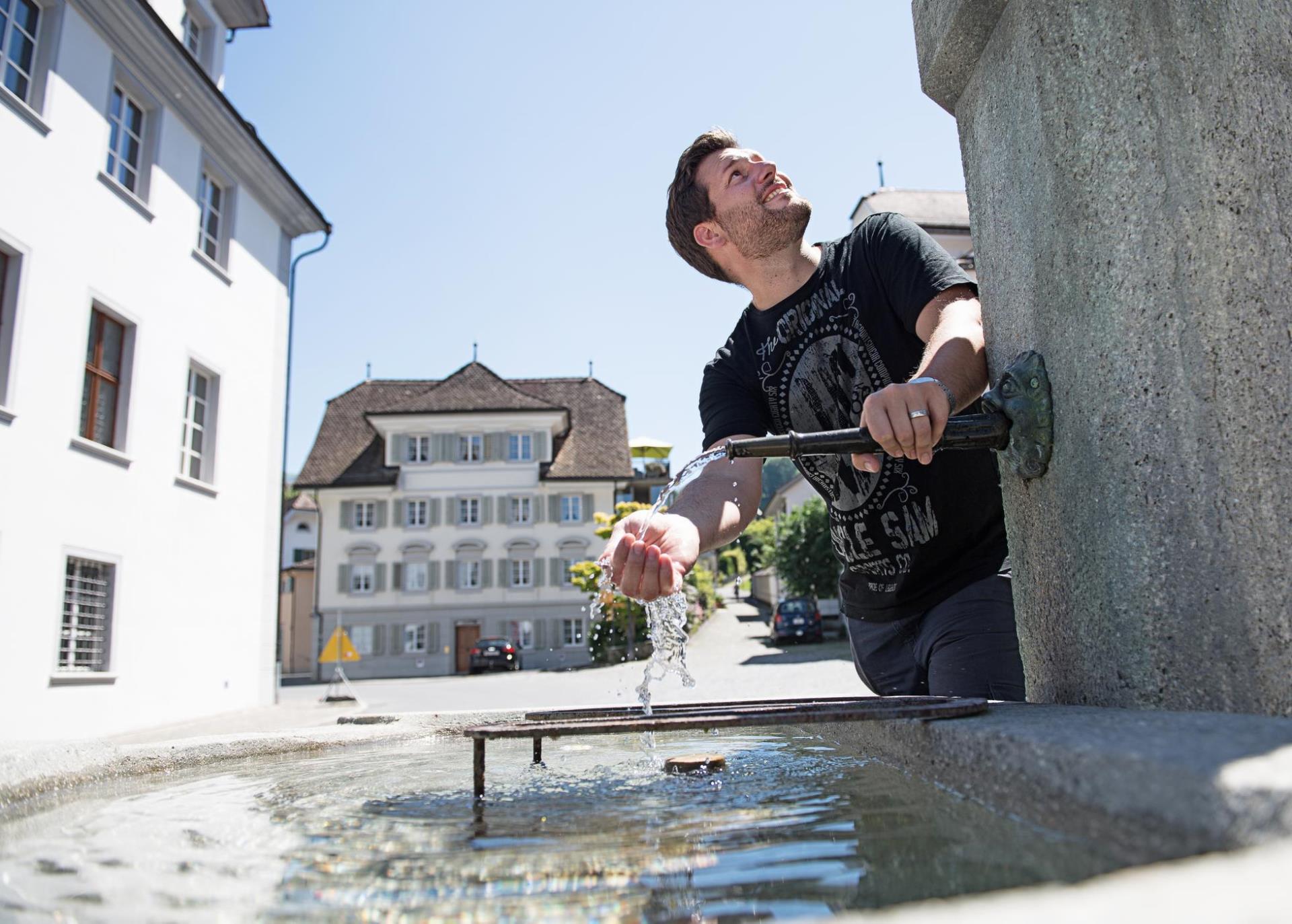 Christoph Scheuber, Brunnenmeister von Stans: " Wasser ist heute wohl das wohl am strengsten kontrollierte Lebensmittel!" (Foto: Luzerner Zeitung)