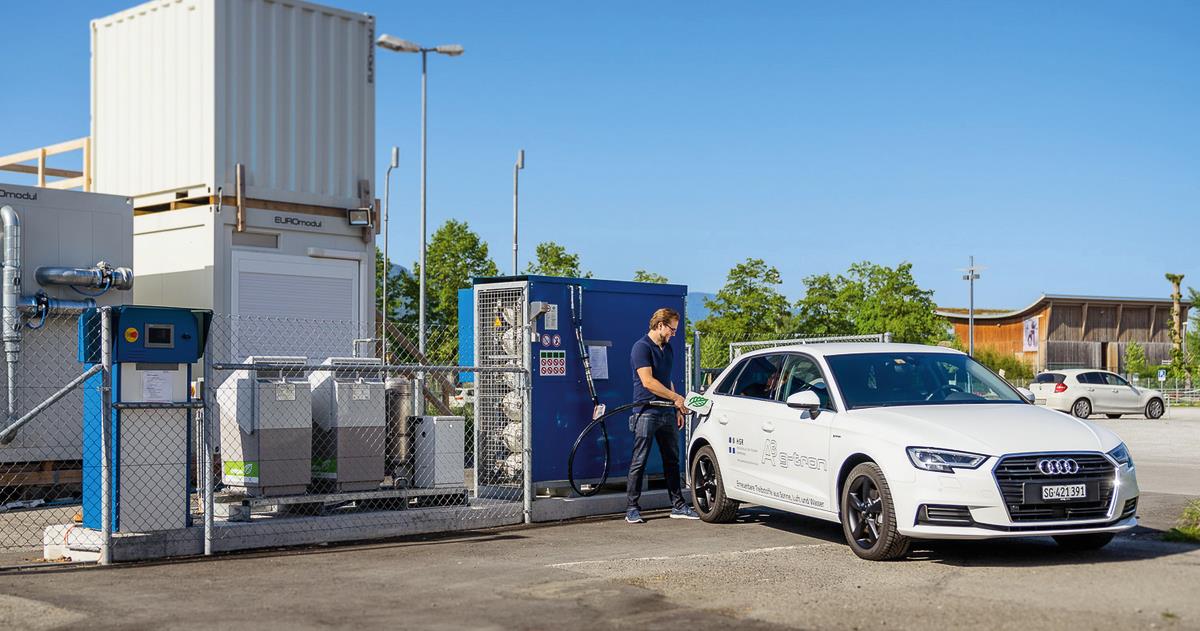 Fig. 1 Ein Projektmitarbeiter der HSR Hochschule für Technik Rapperswil betankt ein Erdgasfahrzeug an der neuen HEPP-Anlage.