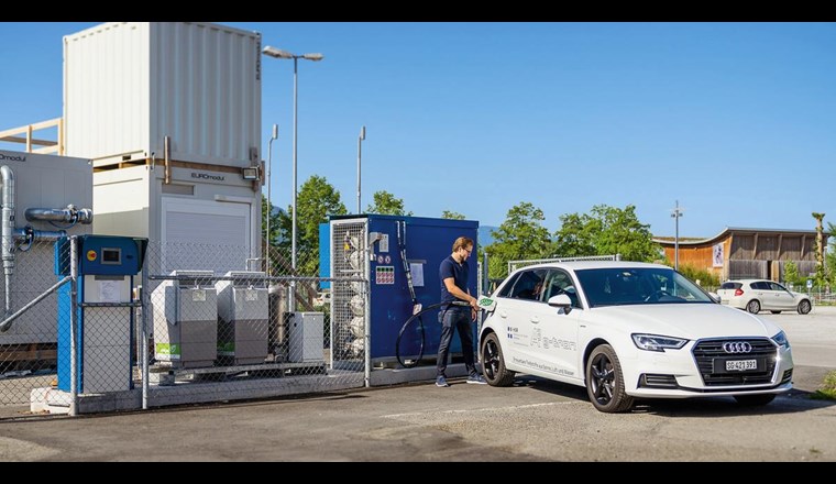 Fig. 1 Ein Projektmitarbeiter der HSR Hochschule für Technik Rapperswil betankt ein Erdgasfahrzeug an der neuen HEPP-Anlage.