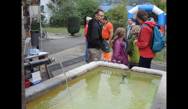 Und zum Abschluss ein Schluck vom kühlen Nass aus dem nahen Dorfbrunnen.