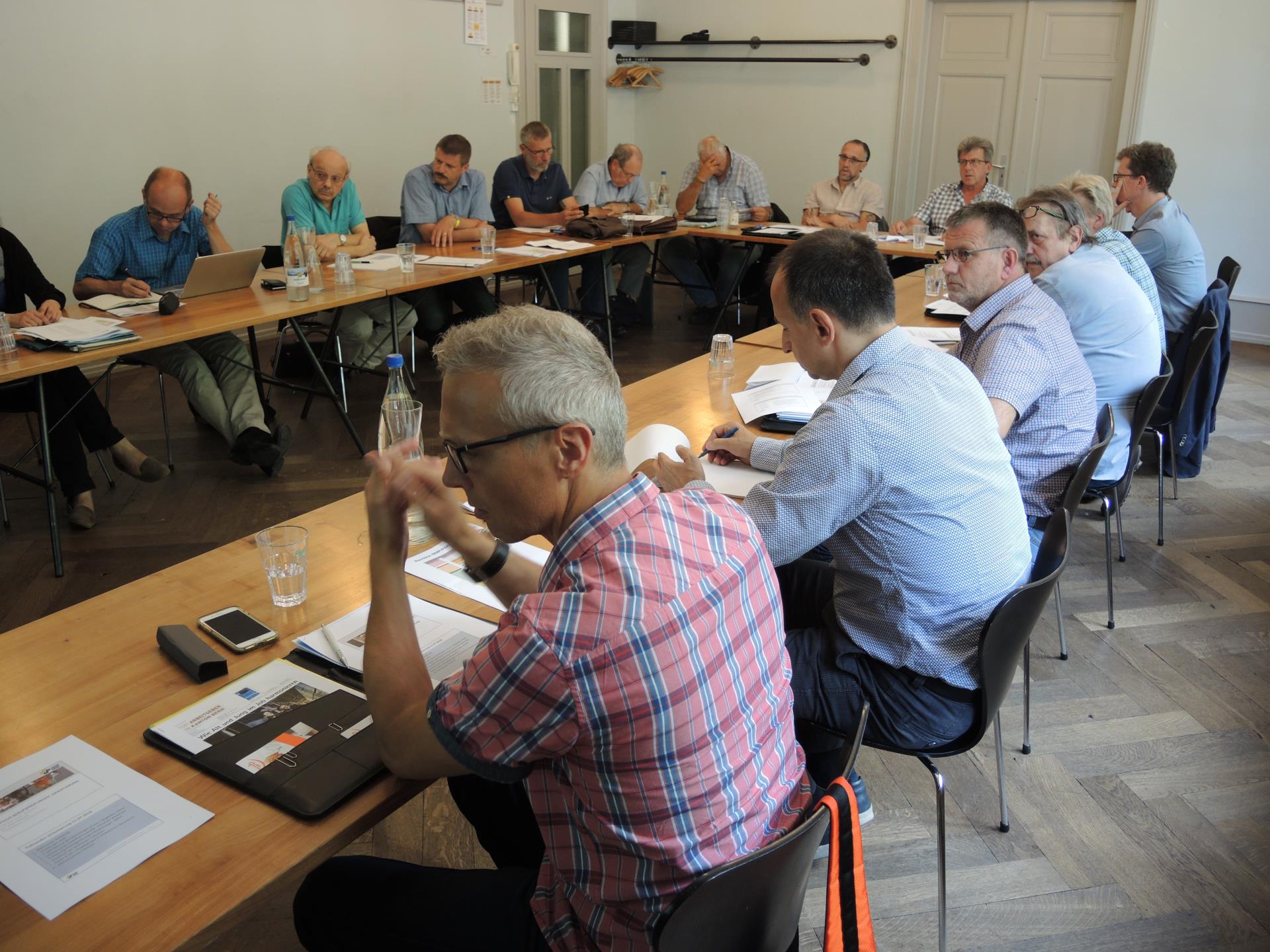 In Bern wurde Mitte Juli ausführlich über die bevorstehende Revision der Berufsausbildung von Rohrnetzmonteur und Brunnenmeister diskutiert.