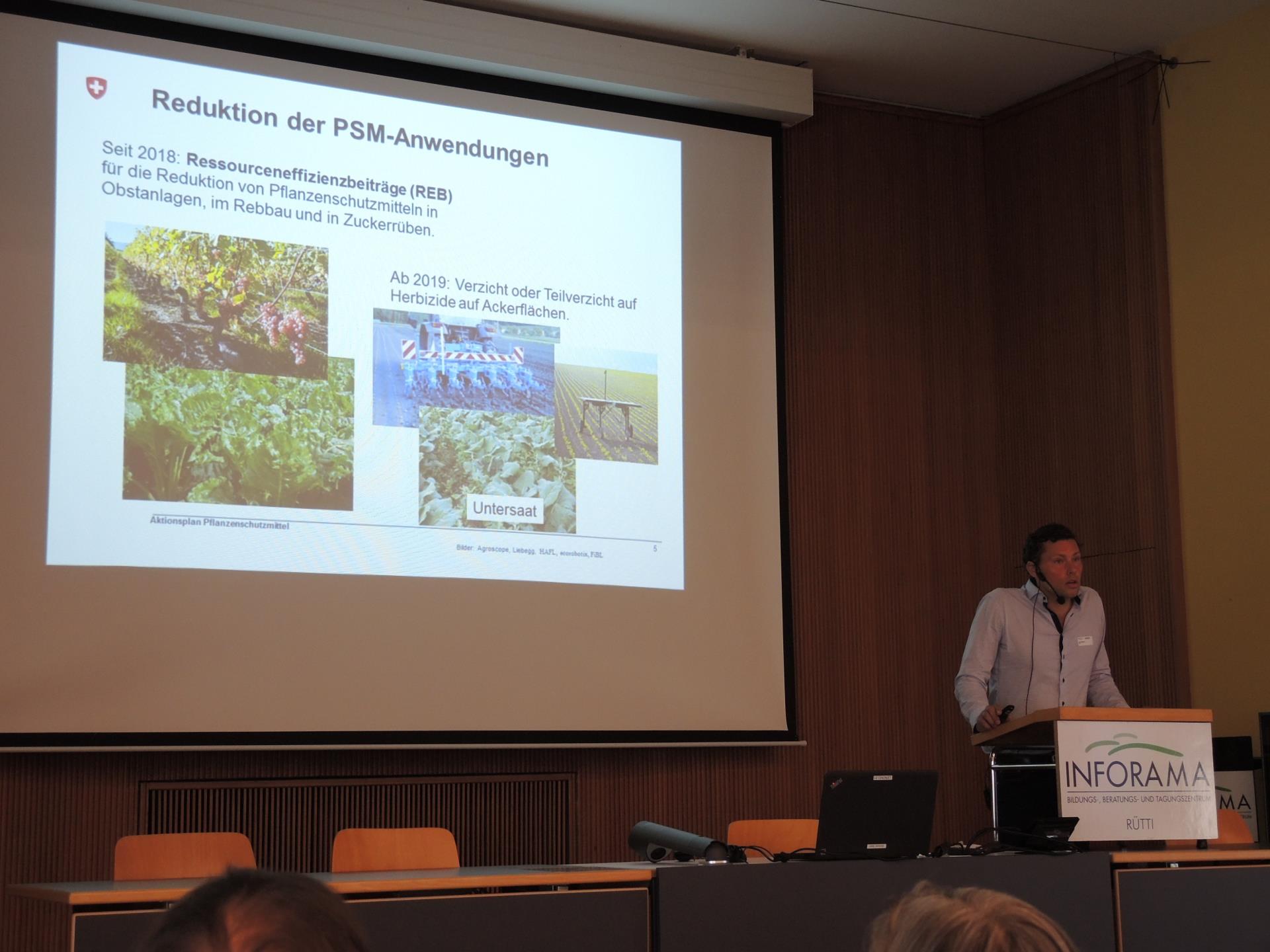 Jan Waespe vom Bundesamt für Landwirtschaft eröffnete in Zollikofen die Tagung zum "Aktionsplan Pflanzenschutzmittel".