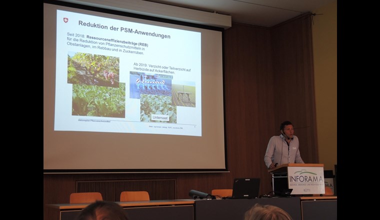 Jan Waespe vom Bundesamt für Landwirtschaft eröffnete in Zollikofen die Tagung zum "Aktionsplan Pflanzenschutzmittel".