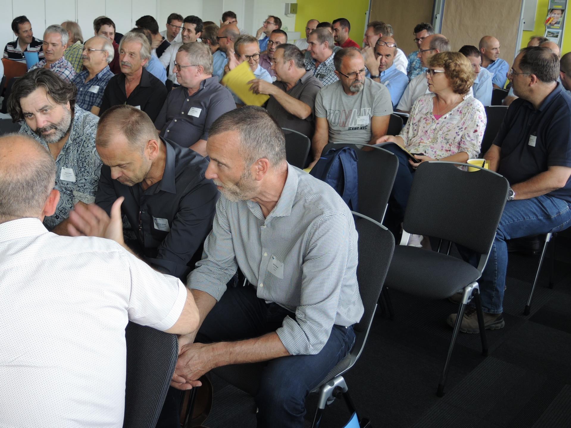 Informeller Austausch unter den Fachlehrern und Experten des SVGW-Weiterbildungs- und Informationstages in Sursee.