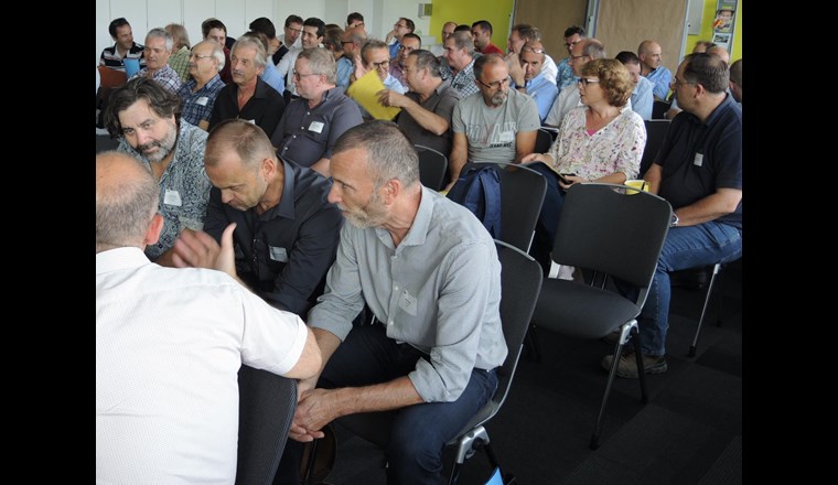Informeller Austausch unter den Fachlehrern und Experten des SVGW-Weiterbildungs- und Informationstages in Sursee.