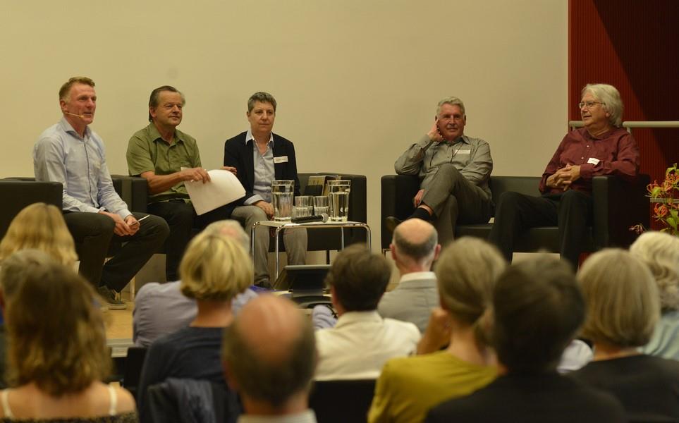 Podiumsgespräch mit Andri Bryner, Mediensprecher der Eawag, Armin Peter, Fischexperte und Leiter von knapp dreissig PEAK-Kursen, sowie den Leitenden der allerersten Kurse: der Limnologin Elisabeth Meier, dem Stoffkreislaufexperten Peter Baccini und dem Umweltphysiker Alfred Wüest.   (Foto: Eawag/Peter Penicka)