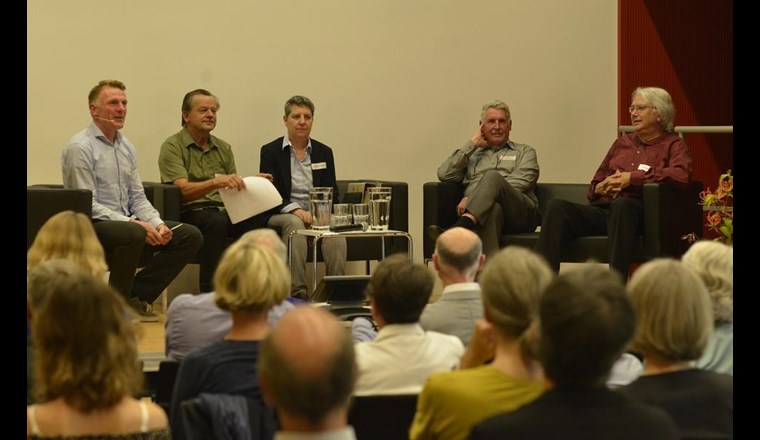 Podiumsgespräch mit Andri Bryner, Mediensprecher der Eawag, Armin Peter, Fischexperte und Leiter von knapp dreissig PEAK-Kursen, sowie den Leitenden der allerersten Kurse: der Limnologin Elisabeth Meier, dem Stoffkreislaufexperten Peter Baccini und dem Umweltphysiker Alfred Wüest.   (Foto: Eawag/Peter Penicka)