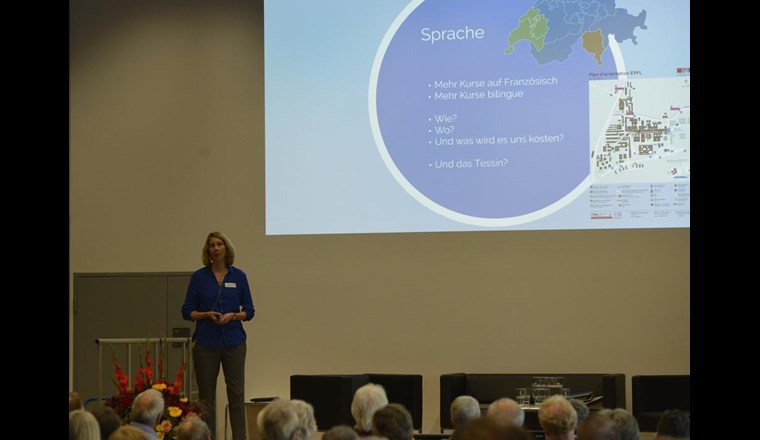 Anne Dietzel, die Verantwortliche für die externe Weiterbildung an der Eawag, skizziert die Herausforderungen für PEAK in der Zukunft. (Foto: Eawag/Peter Penicka)