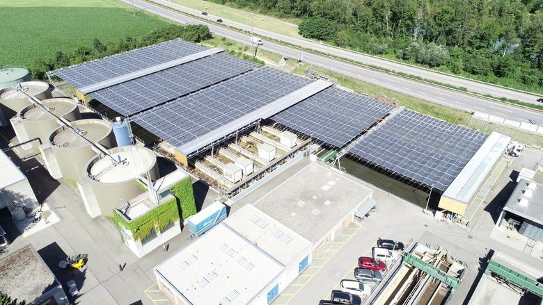 Auf der ARA Chur wurde erstmals in der Schweiz über den Abwasserbecken eine Solaranlage errichtet, bei welcher dank der neuartigen Konstruktion mit einem Faltdach der Zugang zu den Becken weiterhin problemlos möglich ist.
