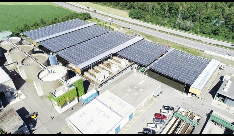 Auf der ARA Chur wurde erstmals in der Schweiz über den Abwasserbecken eine Solaranlage errichtet, bei welcher dank der neuartigen Konstruktion mit einem Faltdach der Zugang zu den Becken weiterhin problemlos möglich ist.