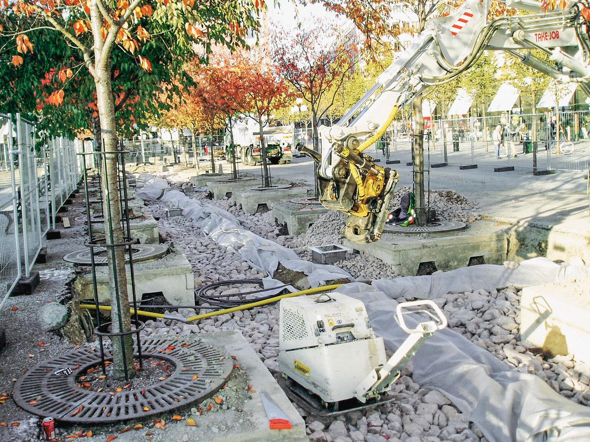 Fig. 2 Schwammstadt-Prinzip, umgesetzt in Stockholm. Links: grobkörnige, gebrochene Substrate mit einem grossen Porenraum zur Speicherung von Niederschlagswasser und Nutzung als Wurzelraum. Rechts: derselbe Bereich nach Wiederherstellung der Oberfläche(Quelle: B. Embrén)