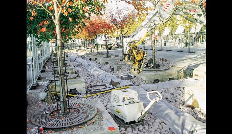 Fig. 2 Schwammstadt-Prinzip, umgesetzt in Stockholm. Links: grobkörnige, gebrochene Substrate mit einem grossen Porenraum zur Speicherung von Niederschlagswasser und Nutzung als Wurzelraum. Rechts: derselbe Bereich nach Wiederherstellung der Oberfläche(Quelle: B. Embrén)