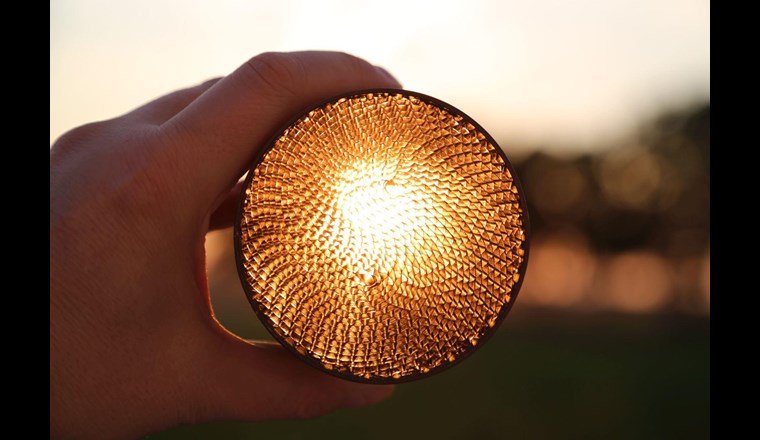 Herzstück der Anlage: Die wabenförmigen Katalysatorträger wandeln Wasserstoff und Kohlenstoffmonoxid zu Methan und Wasser um. (Bild: A. Spiegel, KIT)