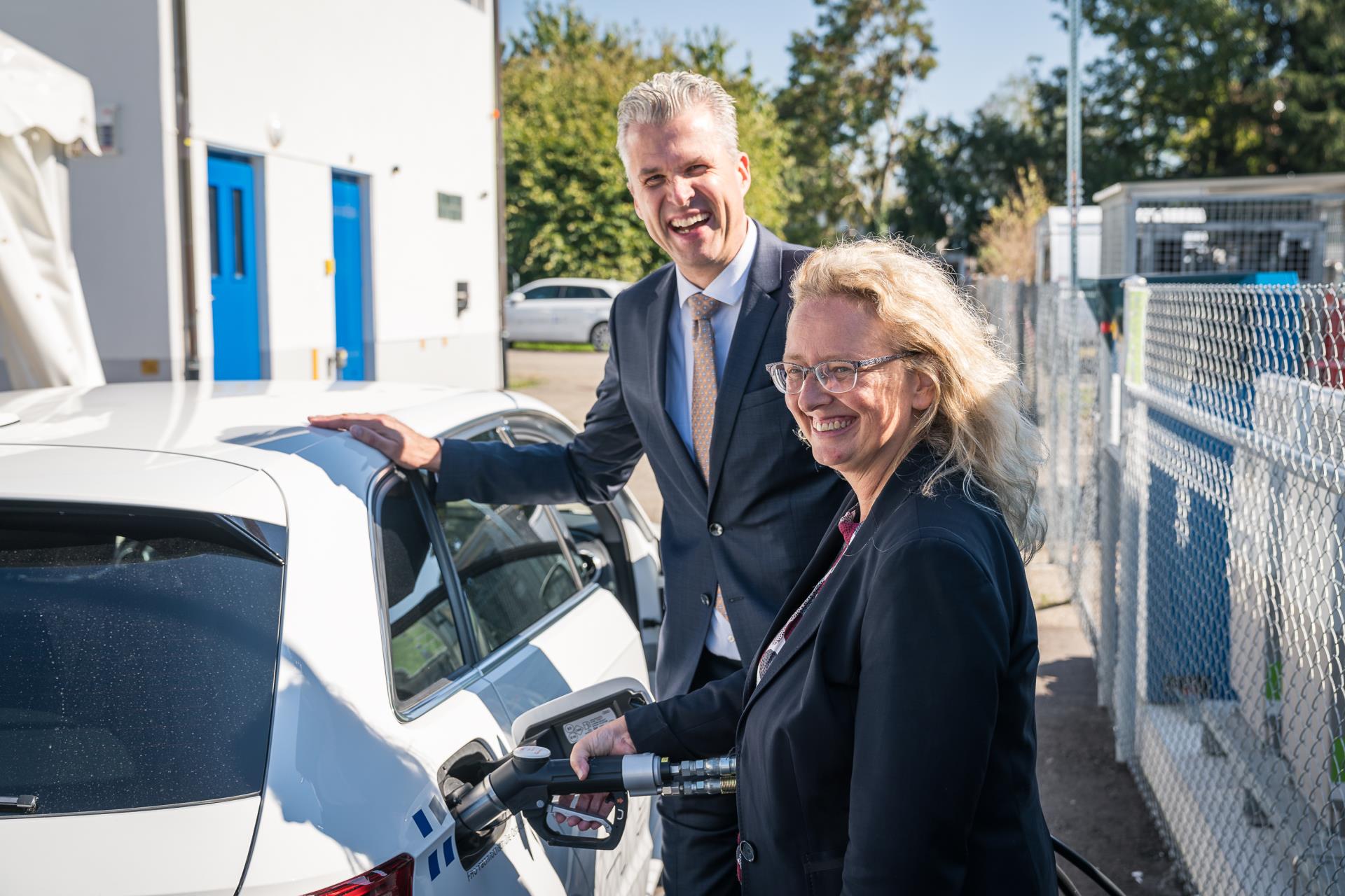 Daniela Decurtins, VSG, und Markus Friedl, HSR, betanken ein Erdgasauto.