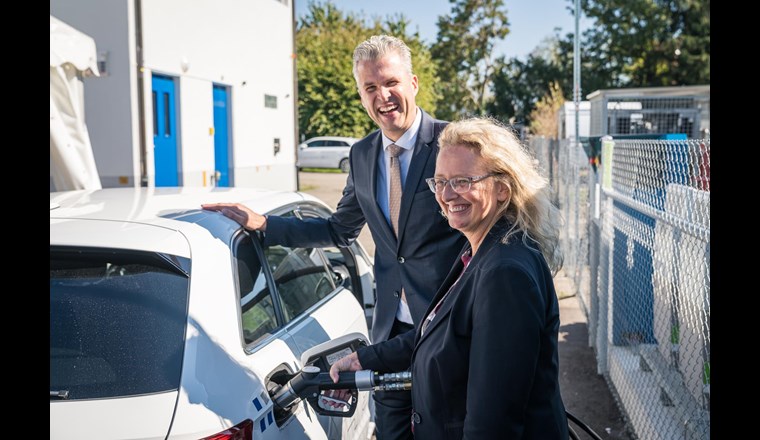 Daniela Decurtins, VSG, und Markus Friedl, HSR, betanken ein Erdgasauto.