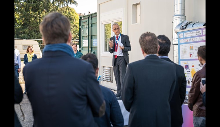 Projektleiter Luiz de Sousa weiht die Forschungsanlage ein.