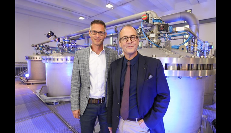 Stephan Marty (rechts), Vorsitzender der Geschäftsleitung ewl, und Patrik Rust, Mitglied der Geschäftsleitung ewl vor dem Kernstück der Aufbereitungsanlage, den Keramikmembranfiltern. In jedem der drei Filtergehäuse befinden sich 37 Keramikkerzen.