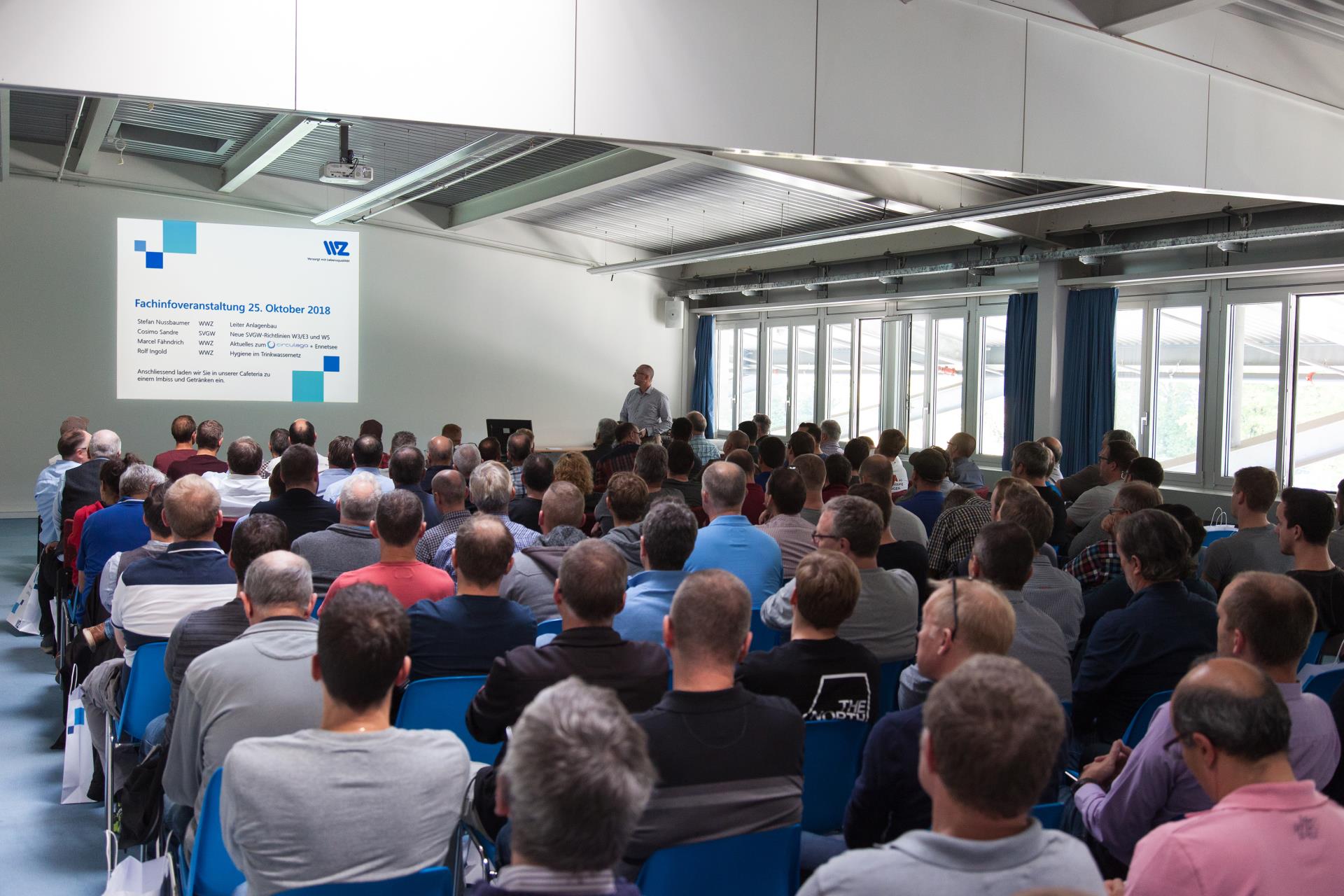 Rolf Ingold, Leiter Rohrnetze von WWZ, referiert anlässlich der Fachinformationsveranstaltung vor rund 120 Sanitärplanern und Sanitärinstallateuren. Bild WWZ.