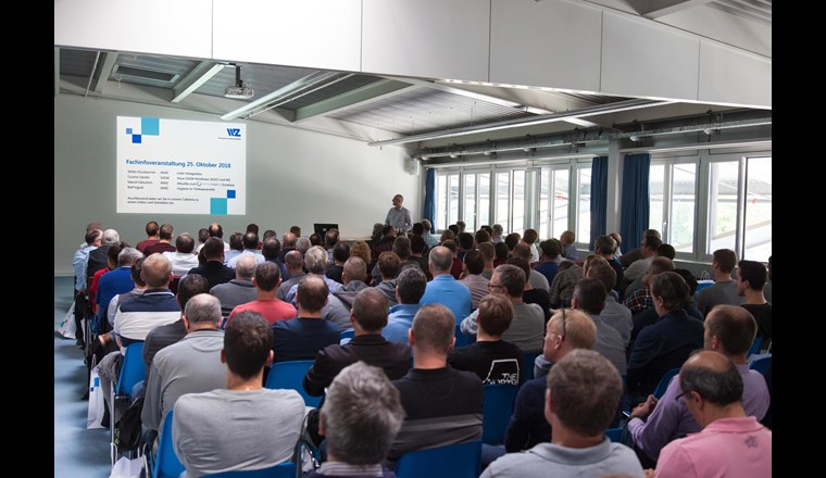 Rolf Ingold, Leiter Rohrnetze von WWZ, referiert anlässlich der Fachinformationsveranstaltung vor rund 120 Sanitärplanern und Sanitärinstallateuren. Bild WWZ.