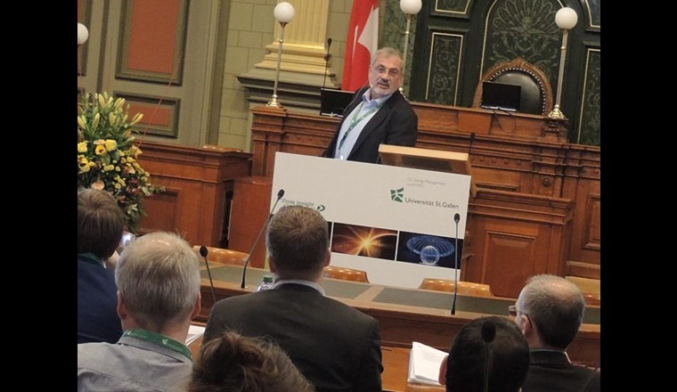 Urs Elber von der Energieforschung an der EMPA ...